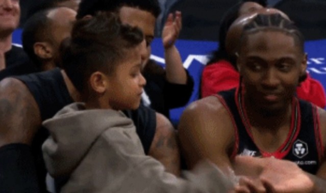 星空体育中国-亲子时刻！末节乔治带儿子在替补席 乔治儿子跟马克西等队友互动