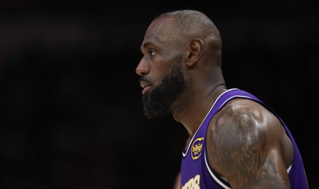 15季后赛欧文&amp;乐福受伤&amp;21浓眉受伤！詹媒：为何是詹姆斯来承受？