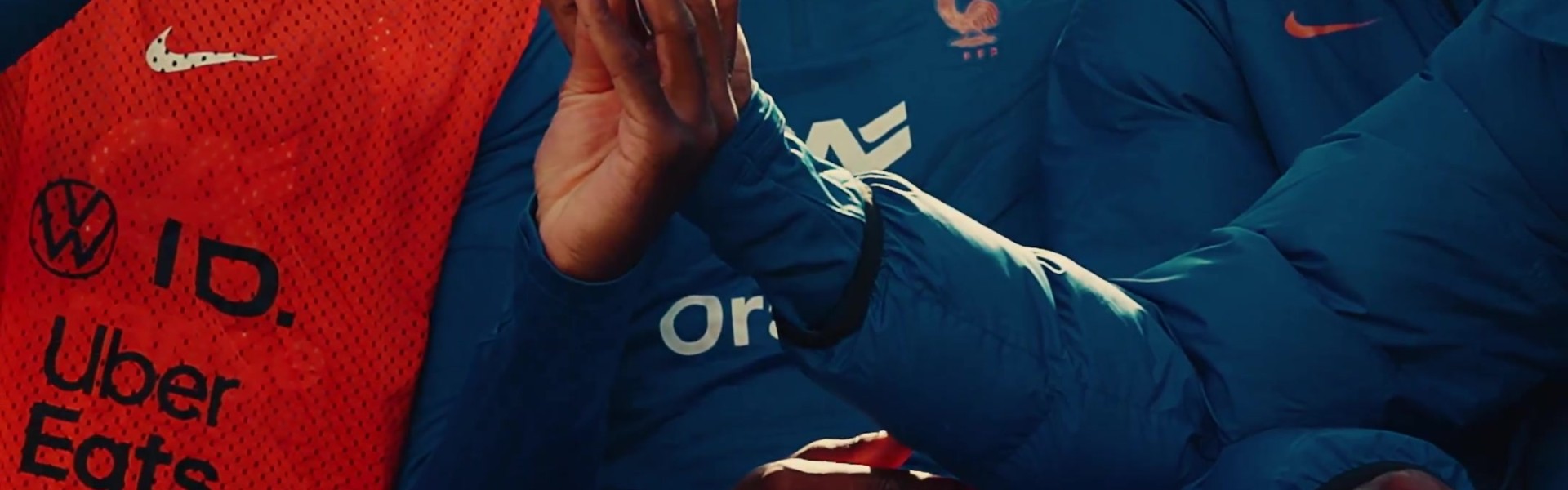 星空体育官网-你给我来点！姆巴佩替补席找科纳特要零食，吃了一口给了琼阿梅尼